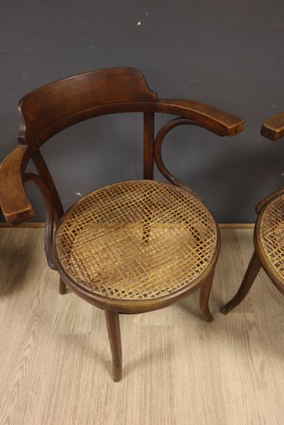 THONET
Paire de fauteuils à assise circulaire...