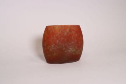 DAUM
Vase en verre multicouches rouge et...