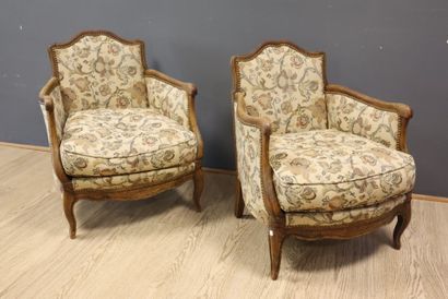 Paire de bergères à décor de fleurs
ossature...