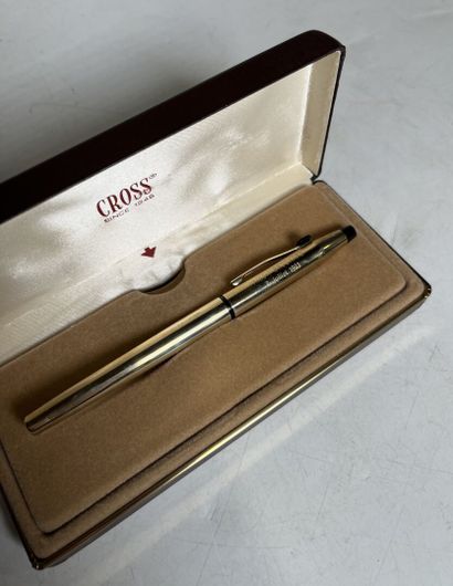 CROSS 
Stylo à plume doré 
gravé 