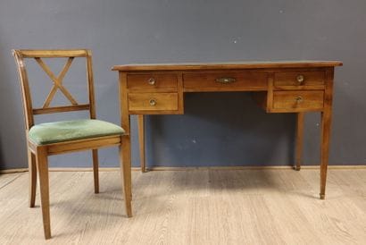 Bureau en bois naturel ouvrant à quatre tiroirs,...