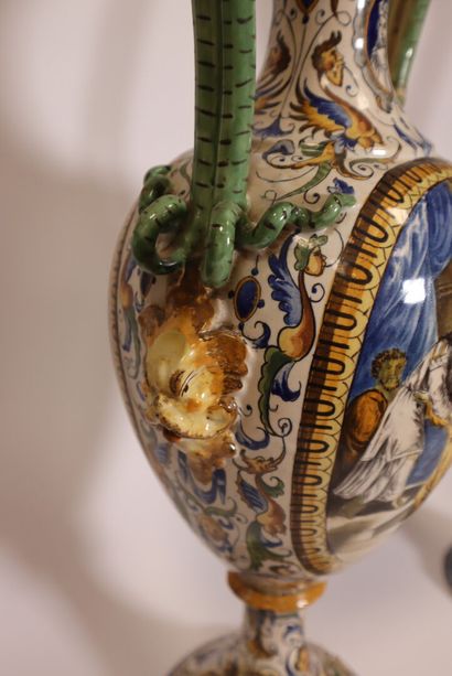 Paire de vases en majolique
XIXème siècle...