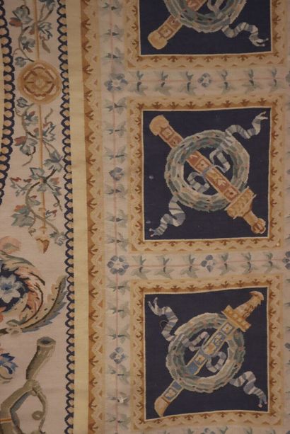 Tapis (ou tapisserie), riche décor de glaives,...