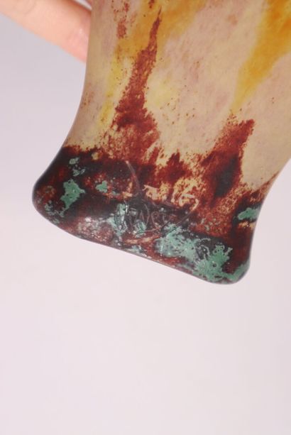 DAUM 
Vase en verre multicouche 
Signé en...