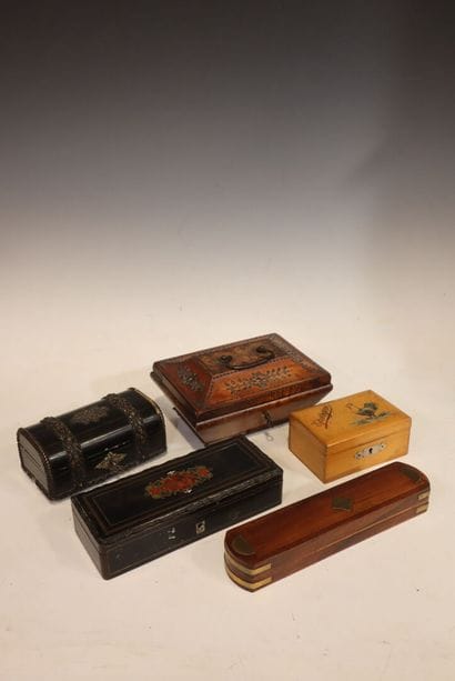 Six boîtes diverses et un plumier