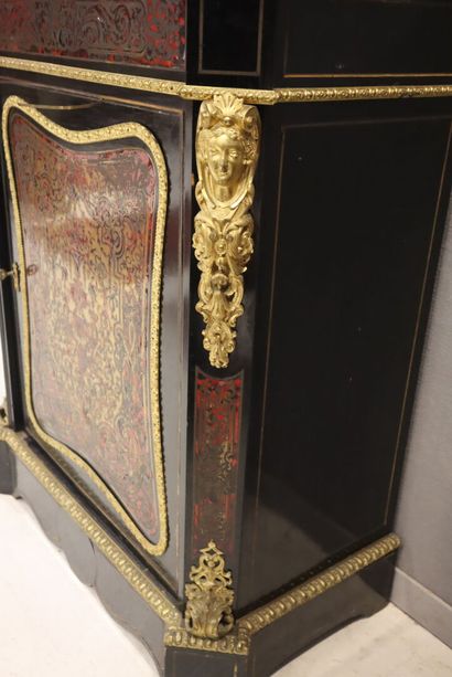 Meuble à hauteur d'appui ouvrant à une porte...