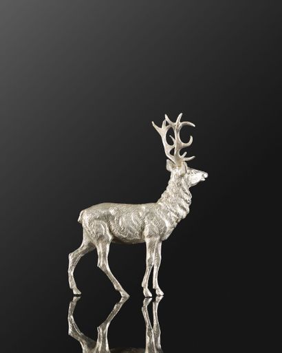 Cerf en argent. Poinçon minerve. Haut. 12,5...