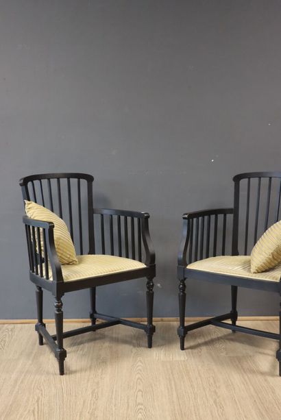 Paire de fauteuils en bois laqué noir, dossier...