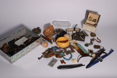 In two boxes: assorted costume jewelry, brooches,...