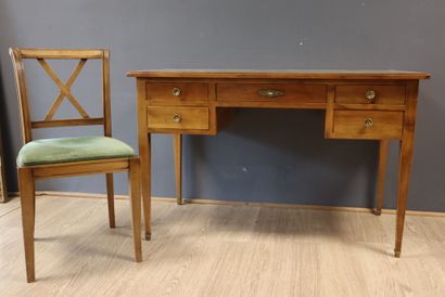Bureau en bois naturel ouvrant à quatre tiroirs,...