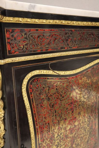 Meuble à hauteur d'appui ouvrant à une porte...