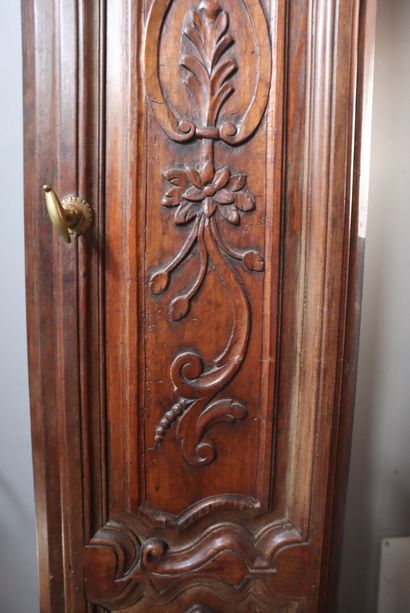Horloge en bois naturel sculpté de feuillages,...