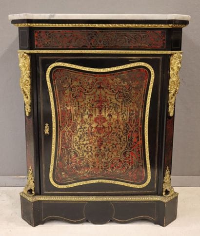 Meuble à hauteur d'appui ouvrant à une porte...