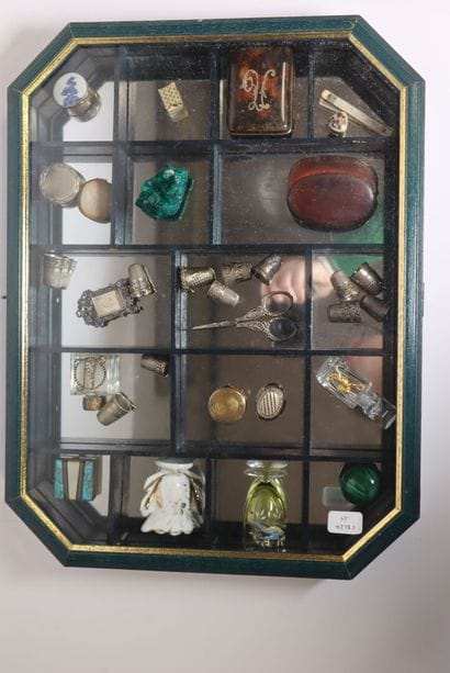 Lots d'objet de vitrine comprenant : 
vase...