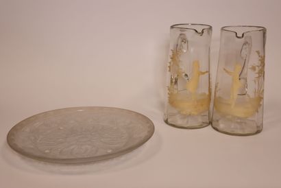 Lot de verrerie comprenant : 
- grande coupe...