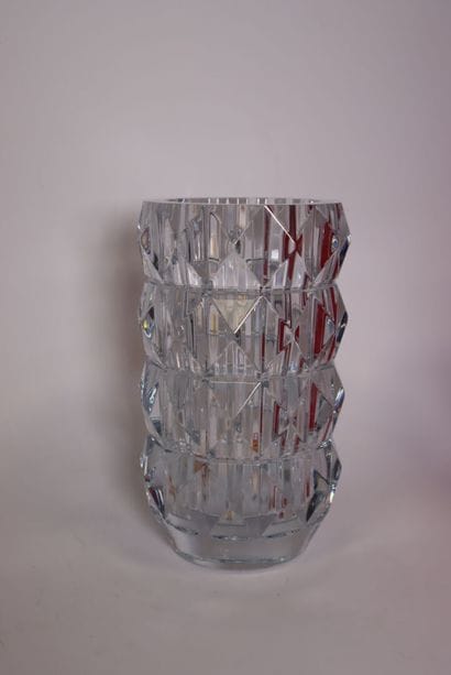 BACCARAT
Vase Louxor en cristal à décor losangique.
Signé...