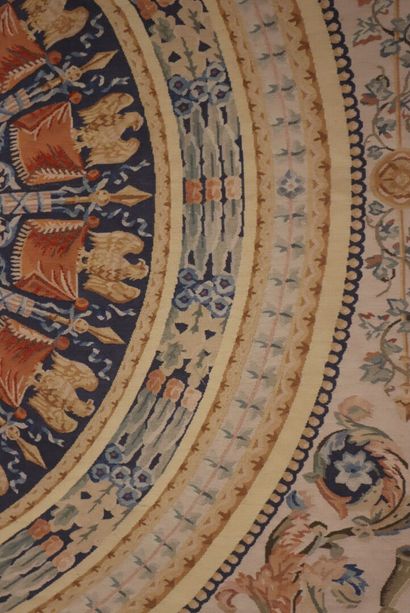 Tapis (ou tapisserie), riche décor de glaives,...