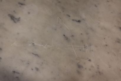 Meuble à hauteur d'appui ouvrant à une porte...