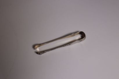 . Pince à sucre en argent 
à décor de rinceaux...