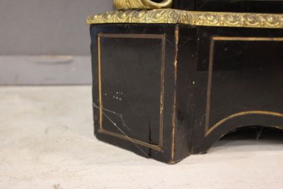 Meuble à hauteur d'appui ouvrant à une porte...