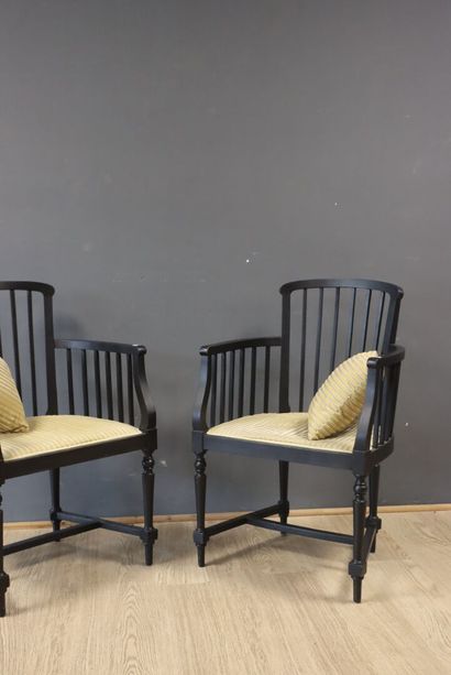 Paire de fauteuils en bois laqué noir, dossier...