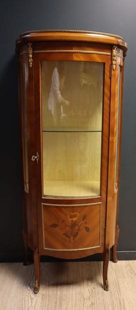 Vitrine demi-lune ouvrant à une porte en...