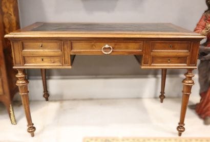 Bureau en bois naturel à cinq tiroirs et...
