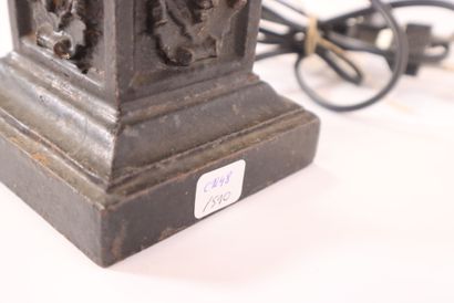 Lampe de bureau en fonte, le fût à décor...