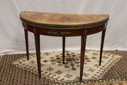Table demi lune en bois de placage à garniture...
