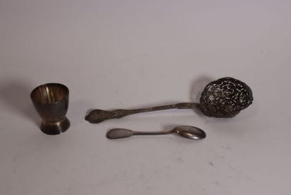Cuillère à saupoudrer en argent à décor de...