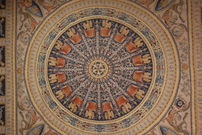 Tapis (ou tapisserie), riche décor de glaives,...