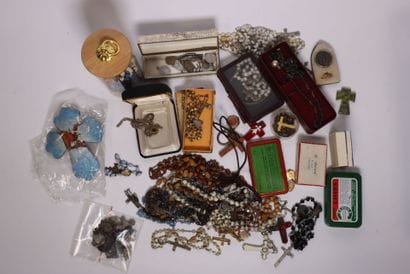 Lot de bijoux religieux comprenant médailles...
