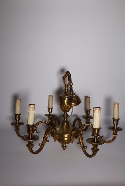 Lustre en bronze doré à 6 branches
Haut....