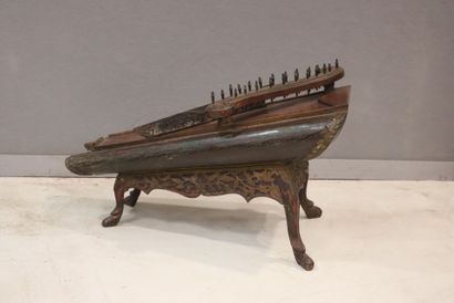 Celempung 
en bois sculpté et laqué polychrome...