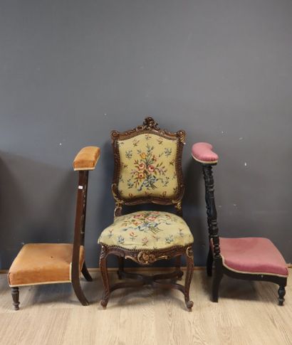 Lot: 2 prie-dieux en bois et coussin en satin...
