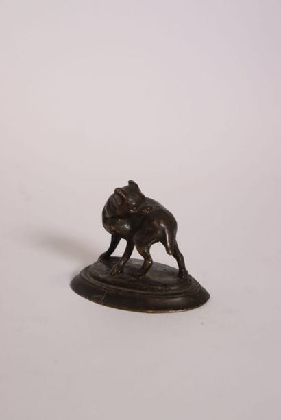 Petit chien en bronze
H. 5 cm