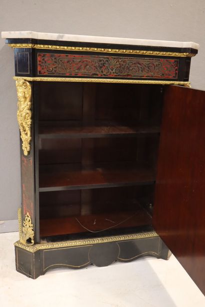 Meuble à hauteur d'appui ouvrant à une porte...