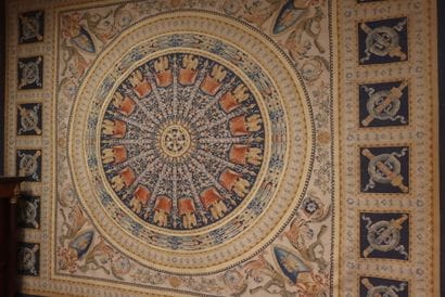 Tapis (ou tapisserie), riche décor de glaives,...