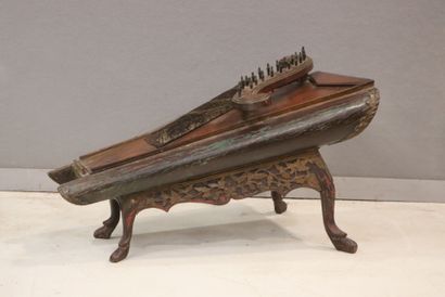 Celempung 
en bois sculpté et laqué polychrome...