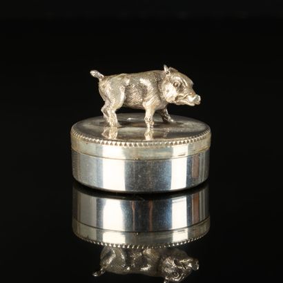 Boîte à pilules en argent, à décor d'une...
