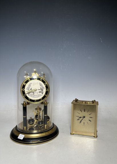 Lot comprenant une horloge sous globe en...