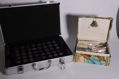 Collection de monnaies dans une valise :...