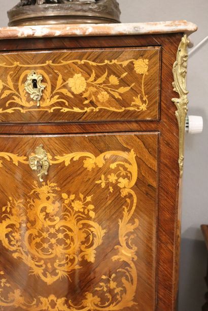 Petit secrétaire droit marqueté de fleurs,...