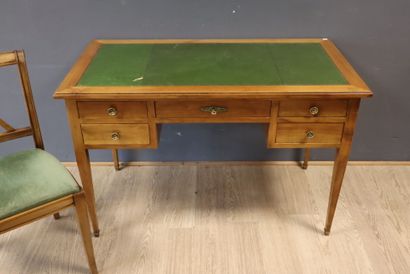 Bureau en bois naturel ouvrant à quatre tiroirs,...