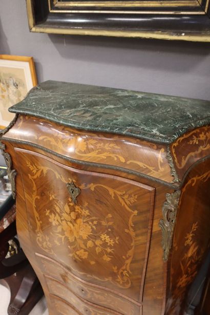 Petit secrétaire droit galbé marqueté de...