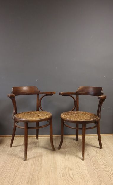 THONET
Paire de fauteuils à assise circulaire...