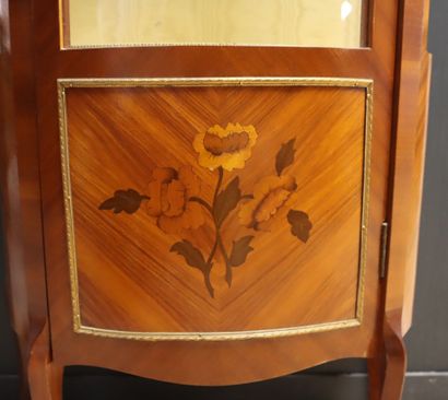 Vitrine demi-lune ouvrant à une porte en...