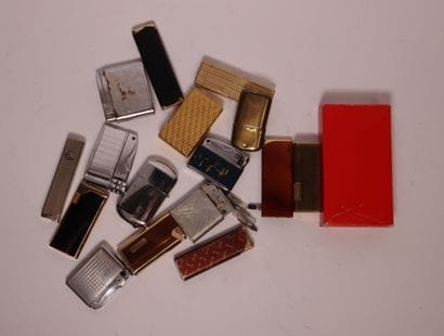 Lot de 16 briquets en métal