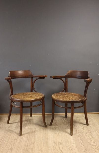 THONET
Paire de fauteuils à assise circulaire...