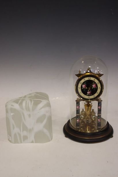 Lot comprenant
SILVOZ Paris 
Pendule sous...